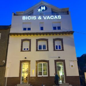 ALOJAMIENTO hotel bicis y vacas pola de gordon fachada