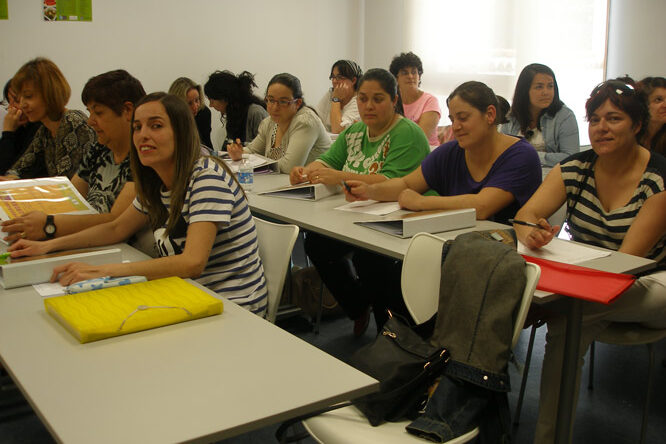 Mujeres y empleo Mujeres y empleo